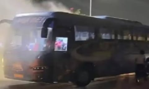 குஜராத் டைட்டன்ஸ் அணி பேருந்தில் தீ