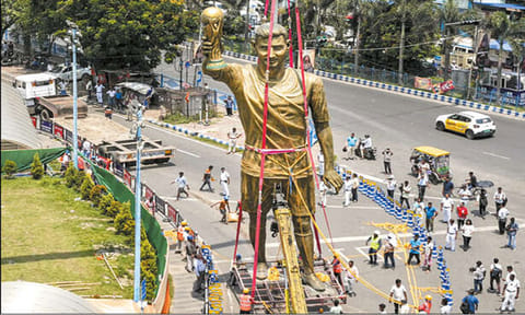 70 அடி உயர மெஸ்சி சிலை