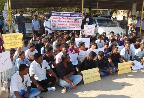 57-வது நாள் ஸ்டெர்லைட் போராட்டம்; திருச்செந்தூர் தனியார் கல்லூரி மாணவர்கள் வகுப்புகளை புறக்கணித்து போராட்டம்