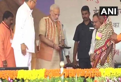 அம்பேத்கரின் பிறந்த நாள் விழா : பழங்குடியின பெண்களுக்கு காலணிகள் வழங்கினா பிரதமா மோடி