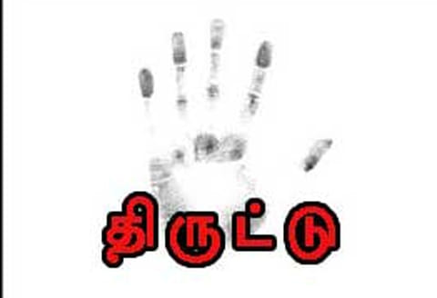 இரவு பணி முடிந்து சாலையோரம் நிறுத்தி இருந்த அரசு பஸ்சுக்குள் புகுந்து ரூ.6,300– டிக்கெட்டுகள் திருட்டு