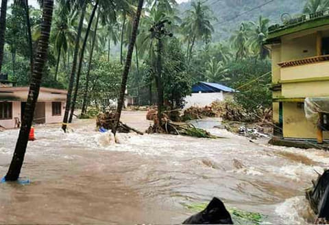 கேரளாவில் வெள்ள பாதிப்பு: 8 டன் உணவு பொருட்கள் சேகரிப்பு லாரிகள் மூலம் அனுப்பி வைக்கப்பட்டது