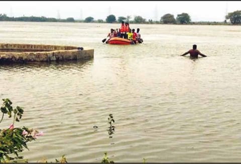 பாவூர்சத்திரம் அருகே குளத்தில் மூழ்கிய தொழிலாளி தேடும் பணி தீவிரம்