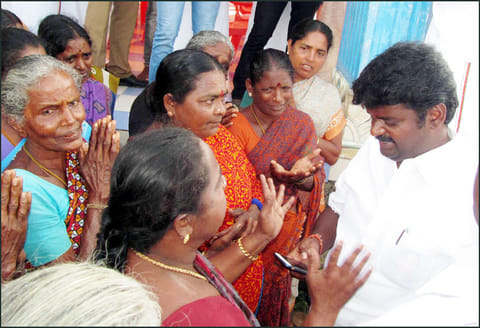 ஹைட்ரோ கார்பன் திட்டத்தை ஊருக்குள் விடக்கூடாது அமைச்சர் விஜயபாஸ்கரிடம் பெண்கள் கோரிக்கை