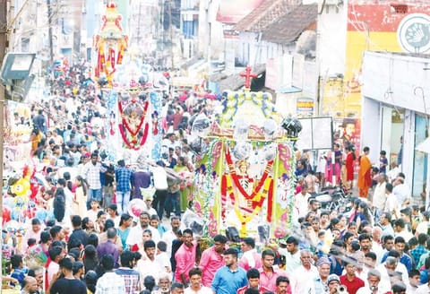 10-ம் நாள் திருவிழா: புனித சவேரியார் பேராலயத்தில் 4 தேர்கள் பவனி ஏராளமானவர்கள் பங்கேற்பு