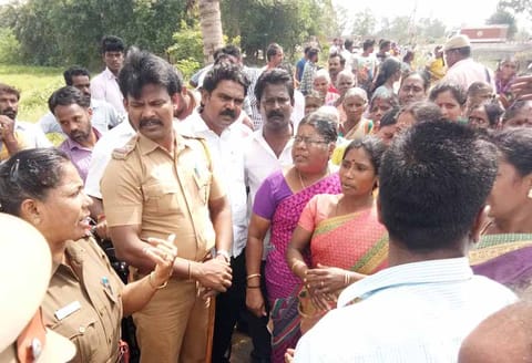 நெய்வேலி அருகே: டாஸ்மாக் கடைக்கு எதிர்ப்பு தெரிவித்து பெண்கள் போராட்டம் - திறக்கக்கோரி மதுபிரியர்கள் திரண்டதால் பரபரப்பு