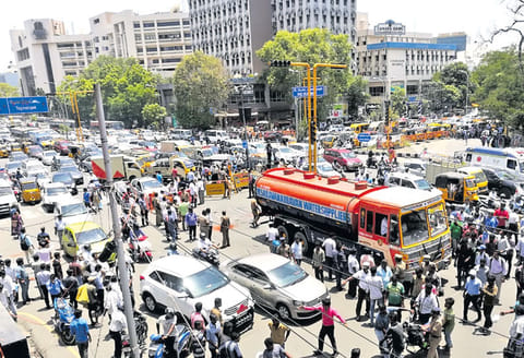 அண்ணாசாலையில் விபத்து தண்ணீர் லாரி மோதி தாய், மகன் பலி