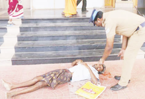 சேலம் கலெக்டர் அலுவலகத்தில் விஷம் குடித்து மயங்கி விழுந்த தொழிலாளியால் பரபரப்பு