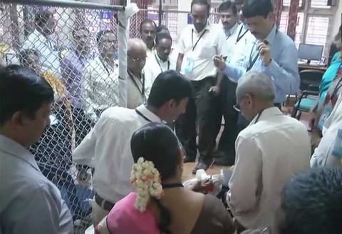 கர்நாடக சட்டமன்ற தேர்தல்: வாக்கு எண்ணிக்கை துவங்கியது