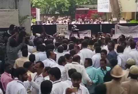 கர்நாடக சட்டமன்ற தேர்தல்: தபால் ஓட்டுக்கள் அடிப்படையில் பல இடங்களில் காங்கிரஸ் முன்னிலை