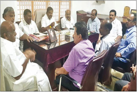 மழை காரணமாக லாரிகள் செல்ல முடியாததால் வெள்ளியங்காடு பாறைக்குழியில் குப்பைகளை கொட்டுவதில் சிக்கல்