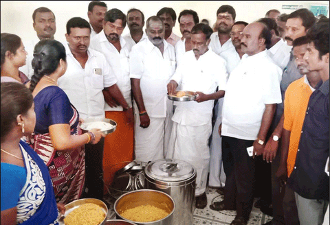 ஆரணியில் அம்மா உணவகங்களில் அமைச்சர் ஆய்வு