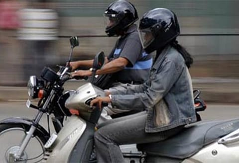 ஹெல்மெட் அணியாமல் இருசக்கர வாகனம் ஓட்டினால் கடும் நடவடிக்கை - துணை போலீஸ் சூப்பிரண்டு எச்சரிக்கை
