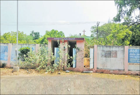 திருவள்ளூர் கலெக்டர் அலுவலகத்தில் பராமரிப்பு இல்லாத கழிப்பறை கட்டிடம்