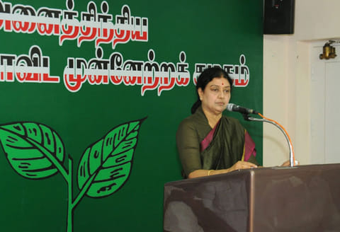 உங்கள் மேல் கொண்ட பாசத்தையோ, கட்சியின் மீதான அக்கறையையோ என்னை சிறையிலடைக்க முடியாது -சசிகலா உருக்கமான பேச்சு