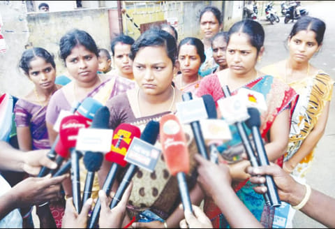 “தகுதியின் அடிப்படையில் தேர்வான எங்களை சிலர் மிரட்டுகின்றனர்” சத்துணவு அமைப்பாளர்கள் பேட்டி