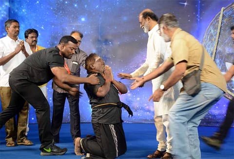 திராவிட கட்சிகளை எதிர்த்து அரசியல் செய்வீர்களா என்ற கேள்விக்கு பதில் அளிக்க மறுத்த ரஜினிகாந்த்
