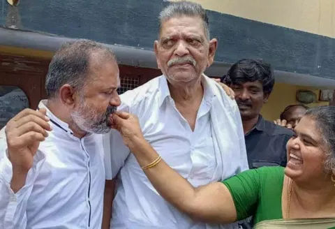 ராஜீவ்காந்தி கொலை வழக்கில் 31 ஆண்டுகள் சிறையில் இருந்த பேரறிவாளன் விடுதலை - சுப்ரீம் கோர்ட்டு அதிரடி தீர்ப்பு