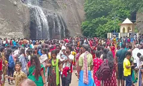 குற்றாலத்தில் குவிந்த சுற்றுலா பயணிகள்; அருவிகளில் விழுந்த குறைவான தண்ணீரில் குளித்தனர்