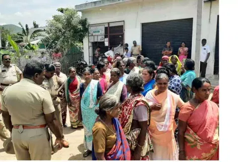 டாஸ்மாக் கடையை முற்றுகையிட்டு பெண்கள் போராட்டம்