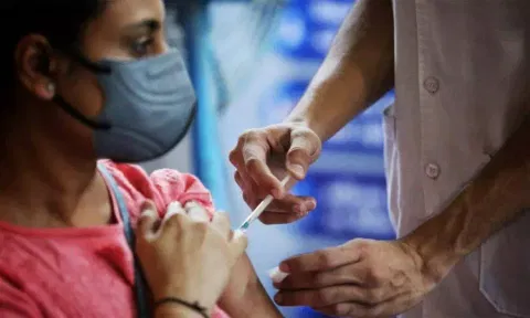 ஒமைக்ரான்: தடுப்பூசி செலுத்துவதை தீவிரப்படுத்த வேண்டும் உலக சுகாதார அமைப்பு வலியுறுத்தல்