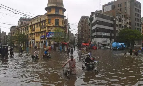 பாகிஸ்தானில் பலத்த மழையில் பள்ளி மாணவர்கள் உள்பட 8 பேர் பலி