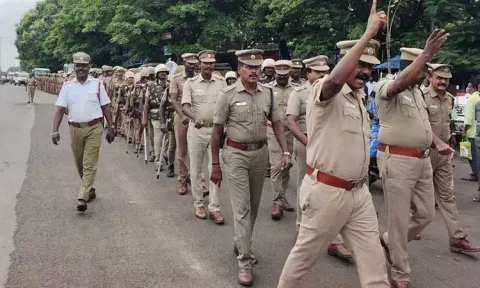 உளுந்தூர்பேட்டையில் போலீசார் கொடி அணிவகுப்பு