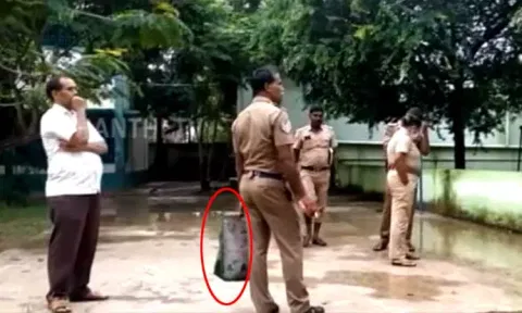 பள்ளி கழிவறையில் குழந்தை பெற்றெடுத்த மாணவி - பெற்றோர், ஆசிரியர்கள் அதிர்ச்சி...!