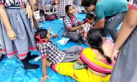 ஆந்திரா: விஷ வாயு தாக்கி பள்ளி மாணவ, மாணவிகள் மயக்கம்