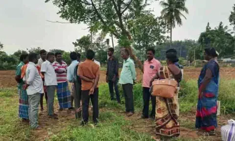 அளவீடு செய்ய வந்த அதிகாரிகளை முற்றுகையிட்ட விவசாயிகள்