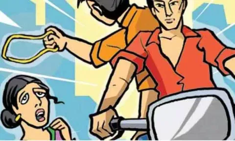 வீட்டின் முன் கோலம் போட்ட பெண்ணிடம் நகை பறிப்பு