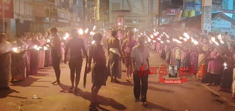 மாரியம்மன் கோவில் திருவிழாவில் பக்தர்கள் தீப்பந்தம் ஏந்தி ஊர்வலம்
