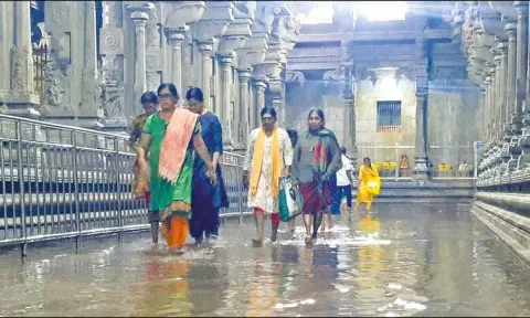 நள்ளிரவில் பலத்த மழை: ராமேசுவரம் கோவிலுக்குள் மழைநீர் புகுந்தது