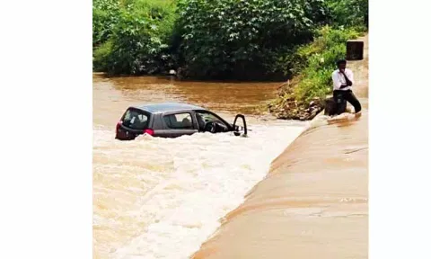 வெள்ளத்தில் அடித்துச்செல்லப்பட்ட கார் மீட்பு
