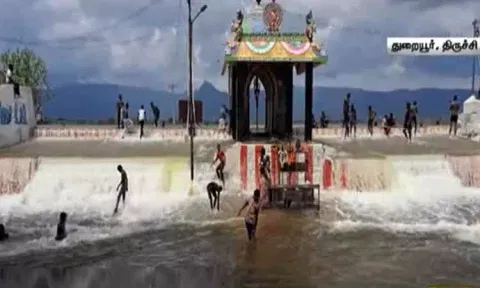 தொடர் மழையால் நிரம்பி வழியும் துறையூர் பெரிய ஏரி - ஆபத்தை உணராமல் விளையாடும் சிறுவர்கள்
