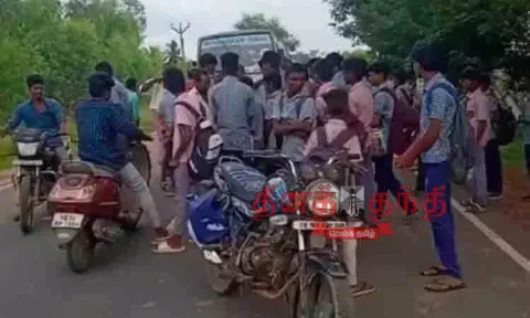 அரசு டவுன் பஸ்சை சிறைபிடித்து மாணவர்கள் போராட்டம்