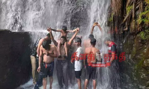அகஸ்தியர் அருவியில் சுற்றுலா பயணிகள் உற்சாக குளியல்