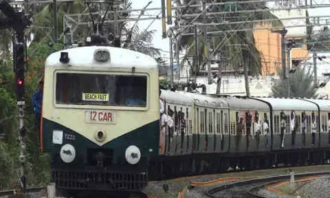 தீபாவளி பண்டிகை: சென்னையில் ஞாயிறு அட்டவணைப்படி நாளை மின்சார ரெயில்கள் இயக்கம்