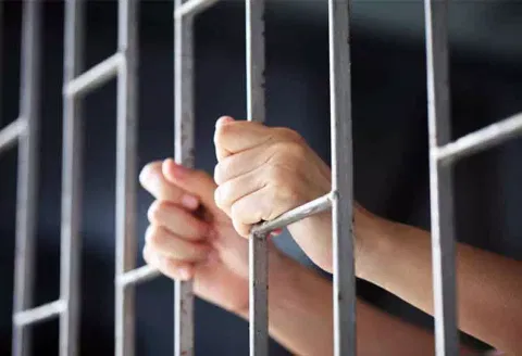 தாயை அரிவாளால் வெட்டிய வாலிபர் கைது