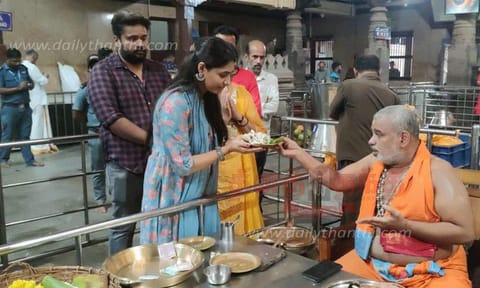 நடிகை சப்தமி கவுடா, துர்கா பரமேஸ்வரி கோவிலில் சாமி தரிசனம்