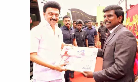 பிரத்யேகமான தொலைநோக்கு திட்டத்தை தயாரித்த கலெக்டர் முதல்-அமைச்சர் மு.க.ஸ்டாலின் பாராட்டு