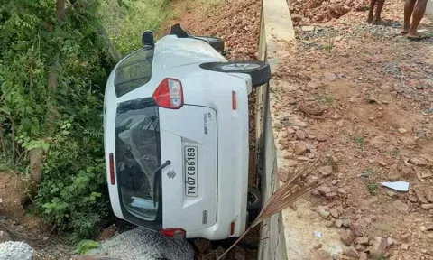 துவரங்குறிச்சி அருகே பள்ளத்தில் கார் கவிழ்ந்தது