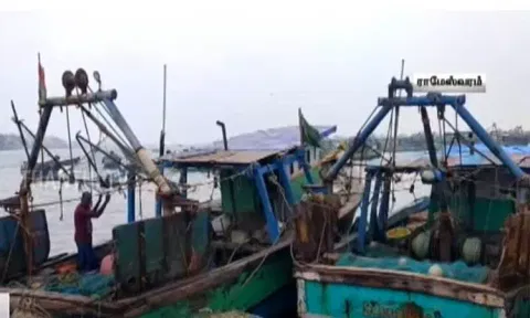 ராமேஸ்வரம் மீனவர்களை எல்லைக்குள் வரவிடாமல் விரட்டி அடித்த இலங்கை கடற்படையினர்