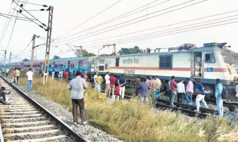 உயர் அழுத்த மின் கம்பி அறுந்து விழுந்தது: எக்ஸ்பிரஸ் ரெயில் சேவை 3 மணி நேரம் பாதிப்பு - பயணிகள் அவதி