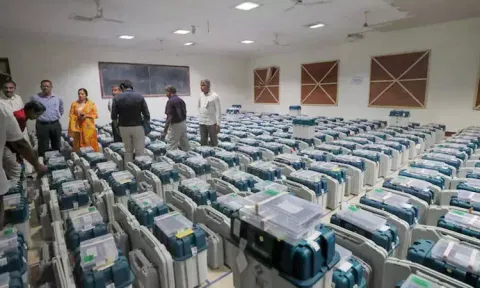 இனி வேறு மாநிலங்களில் இருந்தும் நீங்கள் வாக்களிக்கலாம் புதிய ரிமோட் மின்னணு வாக்குப்பதிவு எந்திரங்கள்...!