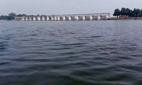 கிருஷ்ணா நீர் வரத்தால் பூண்டி ஏரி ஒரு வாரமாக முழுவதும் நிரம்பி வழிகிறது