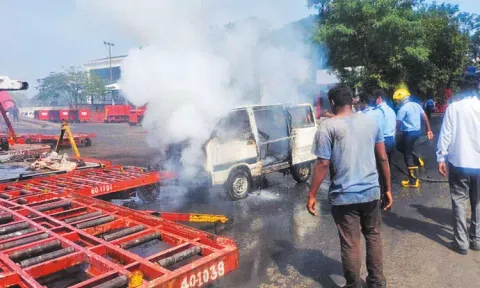 சென்னை விமான நிலையத்தில் உள்ள பணிமனையில் கார் தீப்பிடித்து எரிந்ததால் பரபரப்பு