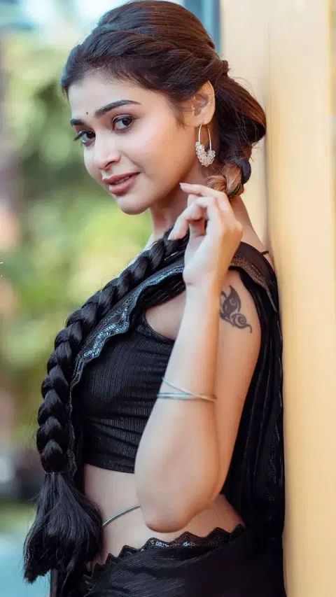கருப்பு புடவையில் கவர்ச்சி காட்டும் தர்ஷா குப்தா...!