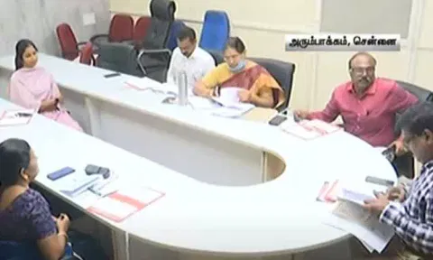 தவறான ஆலோசனைகள் வழங்கியதாக குற்றச்சாட்டு; சித்த மருத்துவர் ஷர்மிகா விசாரணைக்காக சித்த மருத்துவ கல்லூரி அலுவலகத்தில் ஆஜர்