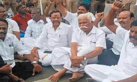 குடிசை மாற்று வாரிய கடைகளை இடிக்க எதிர்ப்பு: வியாபாரிகள் சாலை மறியல்